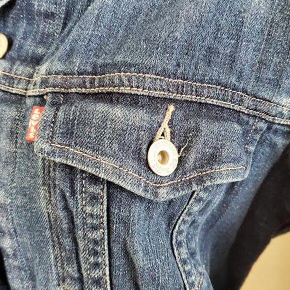 Women’s Levi Jeans Denim Trucker Jacket Sz M with Cat Patch on Back EXCELLENT! - Picture 2 of 10